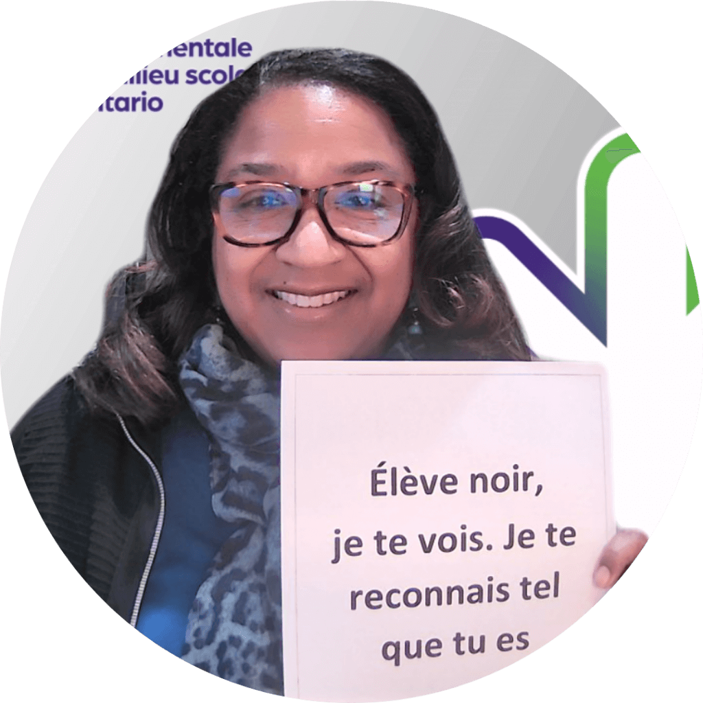 Tracey tenant un panneau - Étudiant noir, je te vois. Tu es suffisant.