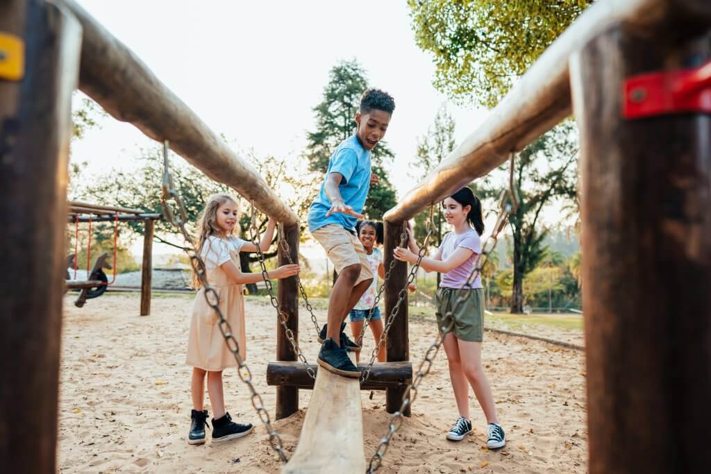Des enfants qui jouent dans la cour de récréation